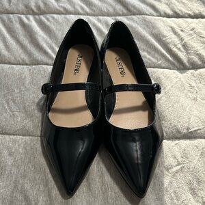 Black pointed ballet flat